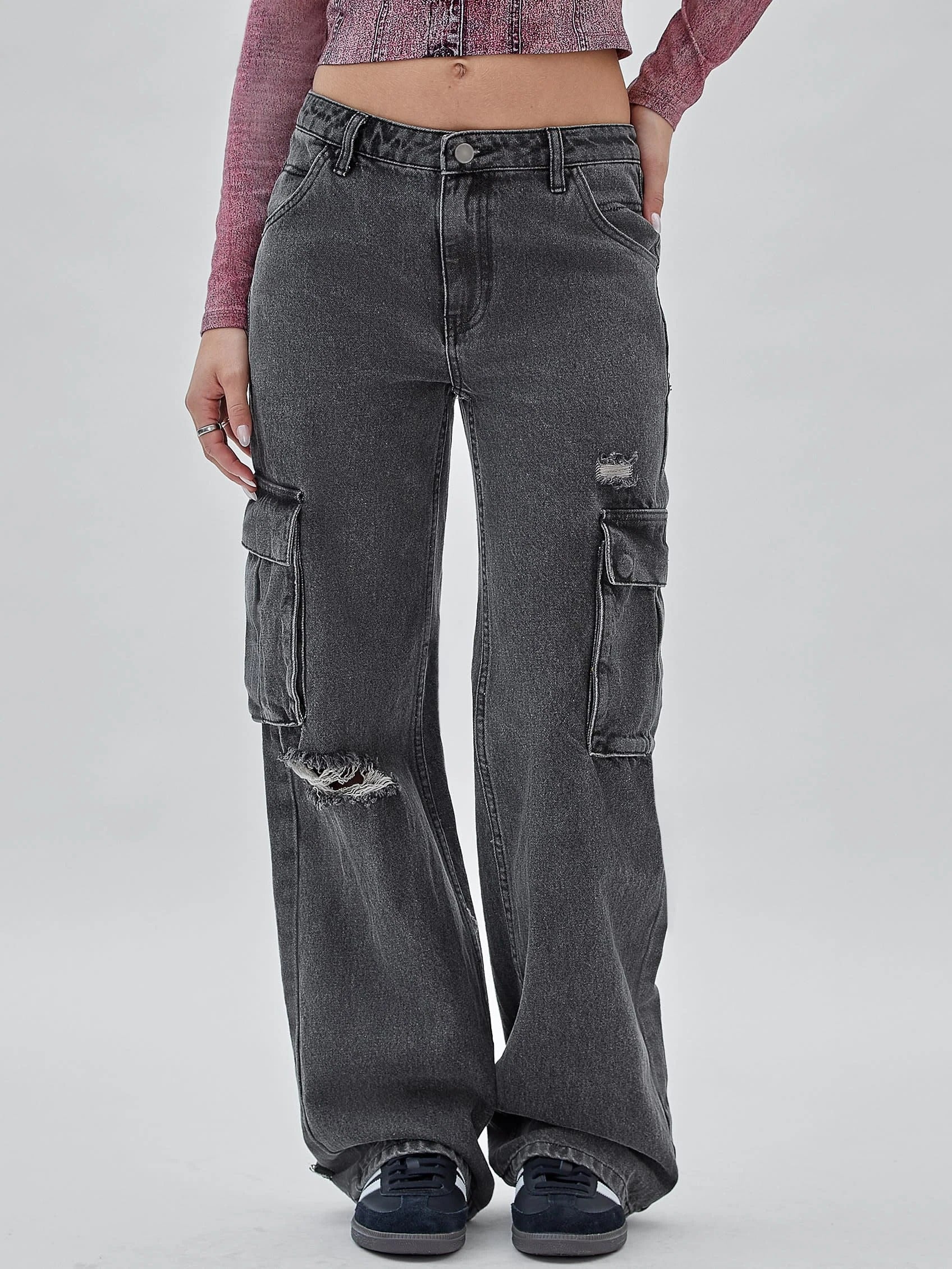 Distressed Wide-Leg Cargo Jeans in Washed Grey