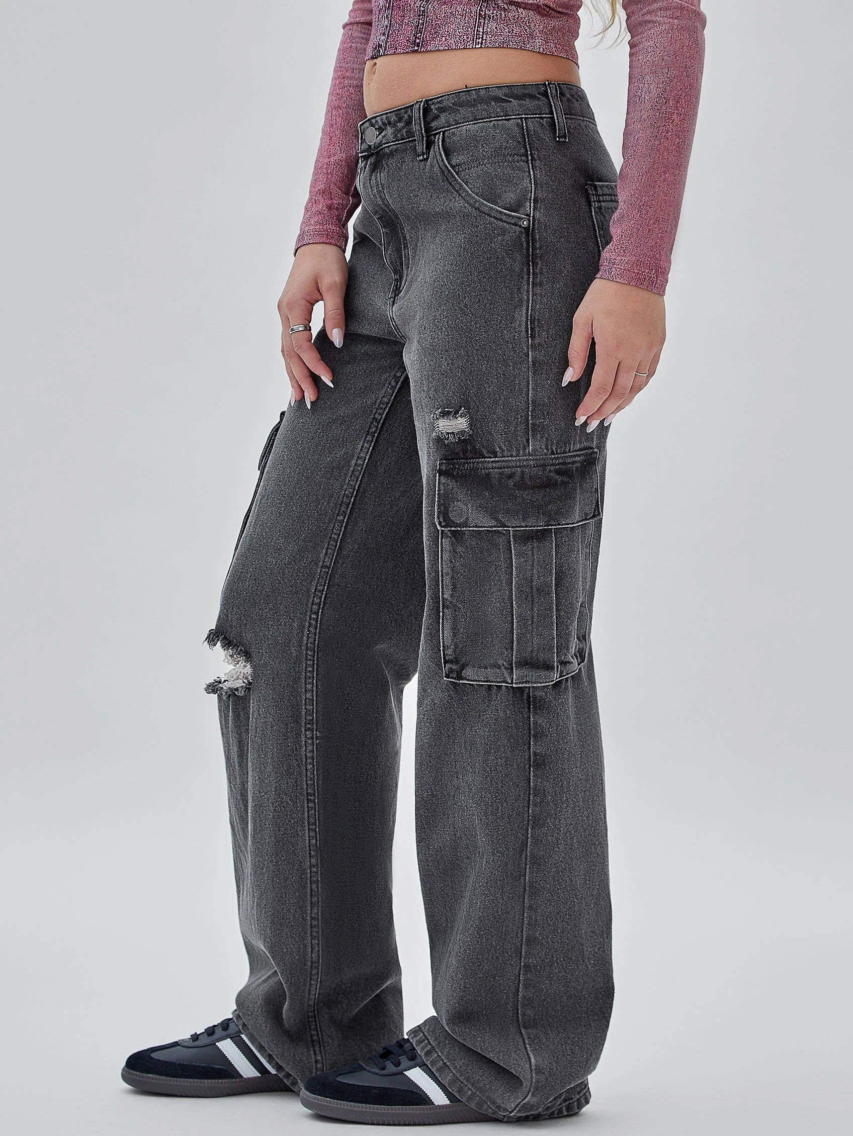Distressed Wide-Leg Cargo Jeans in Washed Grey